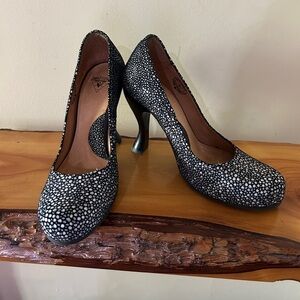 John Fluevog Paris black devil fish speckled pump Size 6